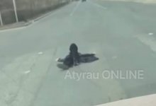 Женщина легла на дорогу и показывала неприличные жесты в Атырау