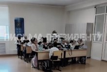 Коридор вместо класса: школьникам из Астаны не хватает кабинетов?