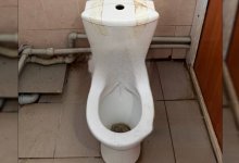 Полуразрушенный туалет засняли в школе Атырау
