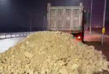 Водитель грузовика высыпал стройматериалы на дорогу прямо во время движения в Астане