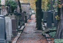 Отмена похорон: дорогу через кладбище превратили в проезжую часть в Алматы