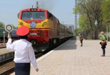 Поезд с туристами из Европы закидали камнями в Чуйской области