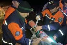 Спасатели несли пострадавшего на носилках 10 км в горах Алматинской области (ВИДЕО)