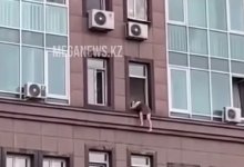 Пьяная девушка едва не сорвалась с карниза многоэтажки в Алматы
