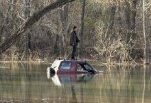 Автомобиль по окна в воде обнаружили в Семее