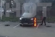 Женщина подожгла автомобиль соседей из-за своего развода