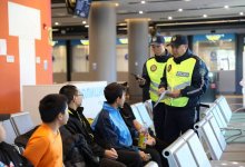 Кастет обнаружили у подростков в аэропорту Алматы