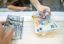 Обменники Казахстана захлестнула волна старых долларов