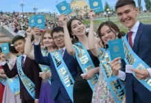 "Запретили танцевать вальс и надевать ленты": столичные выпускники пожаловались на школу