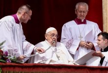 Папа Римский впервые после серьезной болезни появился на публике