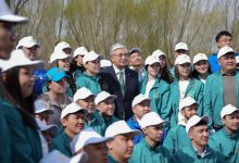 Токаев посадил дерево в парке Жастар