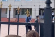 Родители пытались перекинуть детей через забор школы в Казахстане