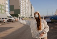 Таксист из Алматы запер пассажирку в машине и добивался номера