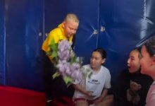 Мальчик подарил букет девочке на секции борьбы и умилил Казнет