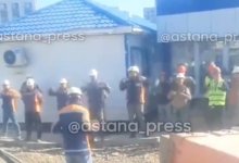 Зарядка на стройке: строители в Астане порадовали Казнет утренней разминкой