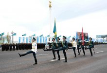 Знамя Победы вынесли на параде в Астане