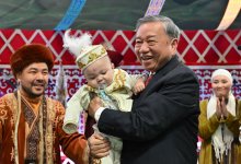 То Лам перерезал путы младенцу в Астане