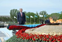 Токаев возложил цветы к монументу "Отан Ана"