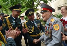 Военнослужащие организовали парад Победы для фронтовиков в Таразе