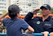 Мальчик и солдат растрогали сеть на параде в Астане