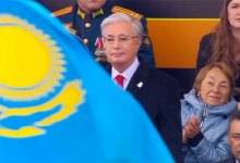 Токаев приветствовал казахстанских десантников на параде Победы в Москве