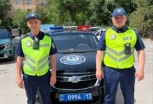 Автомобиль загорелся на дороге в Туркестане (видео)