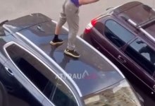 Exeed не выдержал: мужчина прыгал на крыше машины в Атырау