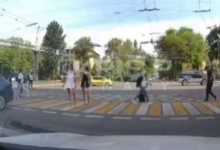 Девушки устроили дефиле прямо на перекрестке Алматы (ВИДЕО)