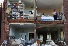 Дом без стены: появились фото страшных последствий торнадо в США