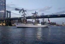 Мексиканский парусник врезался в мост в Нью-Йорке