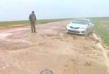 Республиканская трасса из грязи недалеко от Аркалыка: как вытаскивали авто