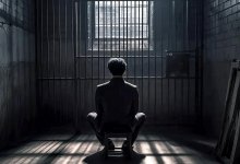 Осужденный в Уральске вышел на улицу без одежды (ВИДЕО)