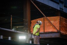 Умер после вахты. Положены ли семье выплаты?