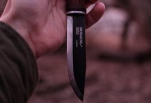 Удар ножом в шею получил полицейский