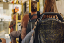 Воспитание или обязанность? Кто должен уступать место в автобусе