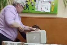 Учительница надела ведро на голову третьеклассника в России