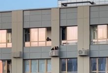 Мужчина устанавливал кондиционер на 12 этаже в Алматы без страховки