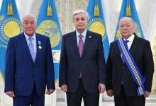 Токаев вручил госнаграды Равилю Чердабаеву и Серику Токпанову
