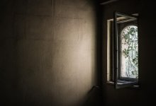 Двухлетний ребенок выпал из окна в Астане