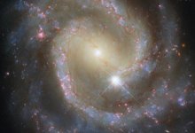 Hubble показал путешествующую по Вселенной со спутницей галактику