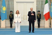 Премьер-министра Италии торжественно встретили в Акорде