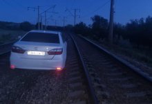 Поезд чуть не смял легковушку в Костанайской области