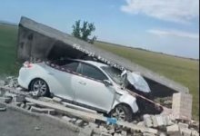 Автомобиль влетел в остановку в Караганде (ВИДЕО)