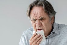 Мужчина разорвал глотку, пытаясь не чихнуть