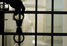 Мужчина схватил женщину за грудь и начал кричать