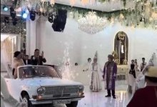 Понты по-атырауски: юбиляр с супругой въехал в ресторан на подпрыгивающей машине