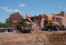 Незаконно построенный жилой комплекс сносят в Астане