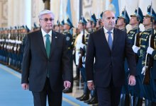 Президента Болгарии торжественно встретили в Акорде