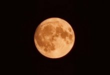 "Клубничная луна" появилась в небе