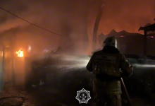 Пожарная машина опрокинулась по пути на крупный пожар в Алматы